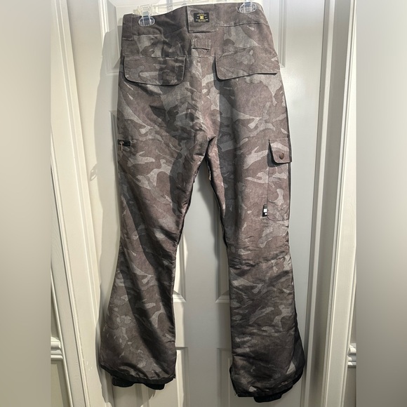 Green camo women’s large DC Shoe Company snowboarding pants, waterproof, 10k - Picture 6 of 10
